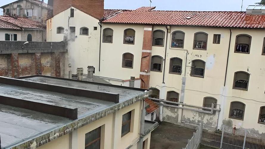 Agenti aggrediti in carcere a Lucca da un gruppo detenuti: uno è finito in pronto soccorso