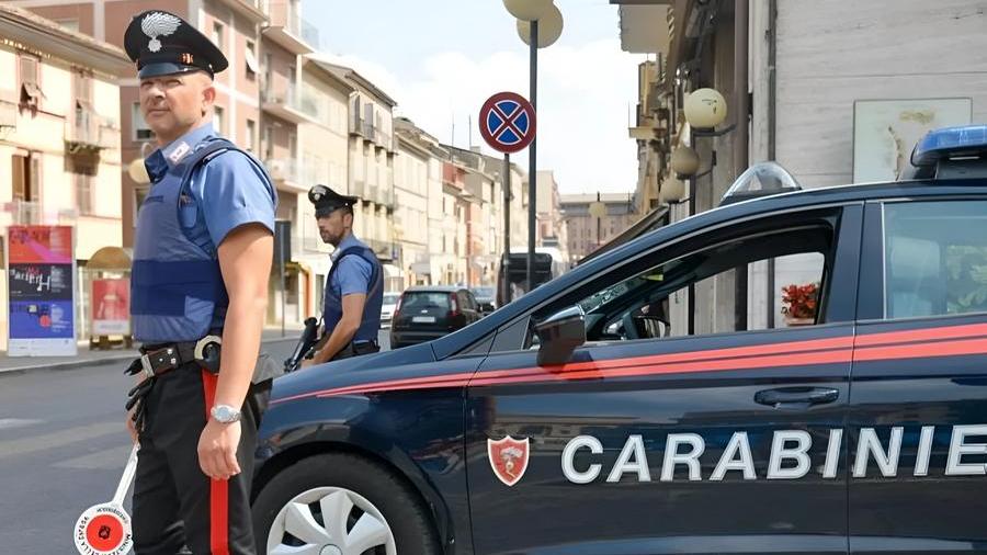 Si barrica in casa e minaccia di suicidarsi: salvato dai carabinieri dopo otto ore di trattative