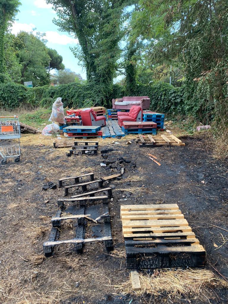 Viareggio, vanno a fuoco i bancali per la festa della Baldoria 