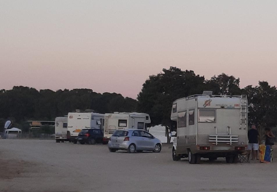 Oristano, parcheggio selvaggio e rifiuti: arriva la stretta sui camper