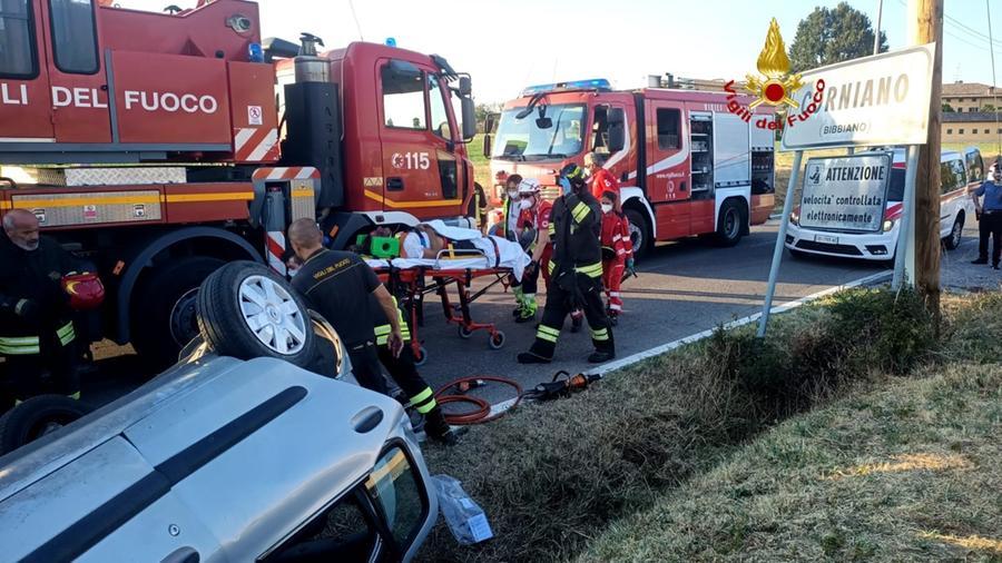 Bibbiano: auto si ribalta nel fosso, i vigili del fuoco liberano un ferito dall’abitacolo