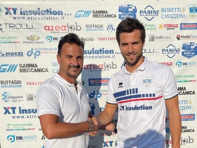 
	Il direttore sportivo Luca Filieri con la punta Andrea Bedotti arrivata dal Montecchio


