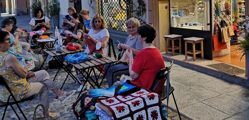 Modena. Ferri e lana contro la violenza sulle donne In piazzale San Francesco si fa filò tutti insieme 