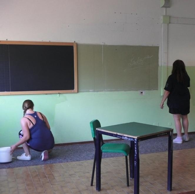 Sassuolo In otto dipingono le medie “Ruini” e il Comune paga tute e scarpe 