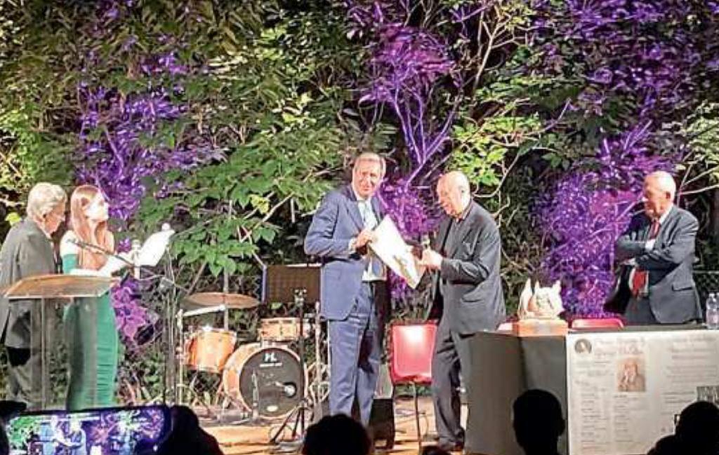 Il presidente del Banco di Sardegna Gianfranco Farre premia Paolo Mieli