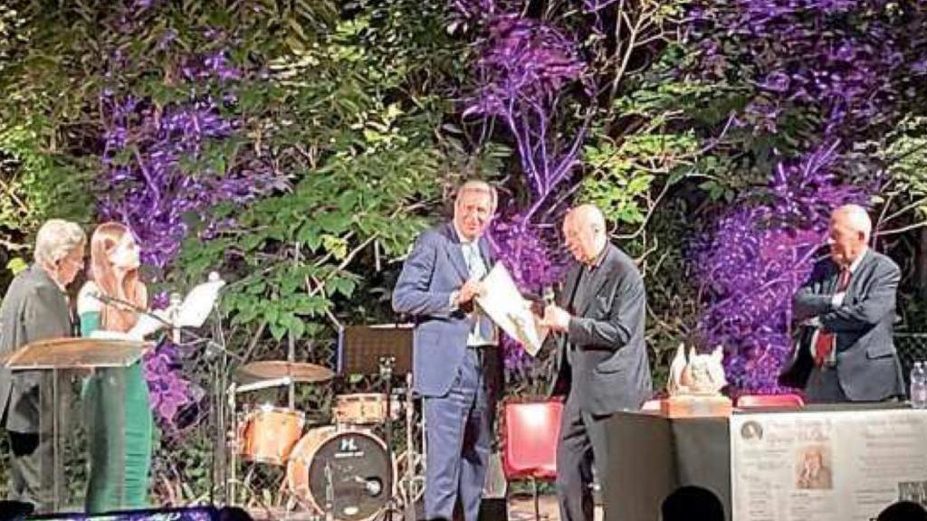 Il presidente del Banco di Sardegna Gianfranco Farre premia Paolo Mieli