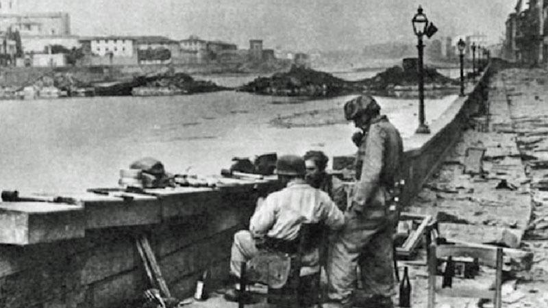 L’Arno era il confine: da una parte c’erano i paracadutisti del Wehrmacht, sui tetti i franchi tiratori fascisti