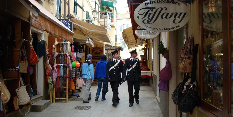Carabinieri tra le vie di Porto Azzurro