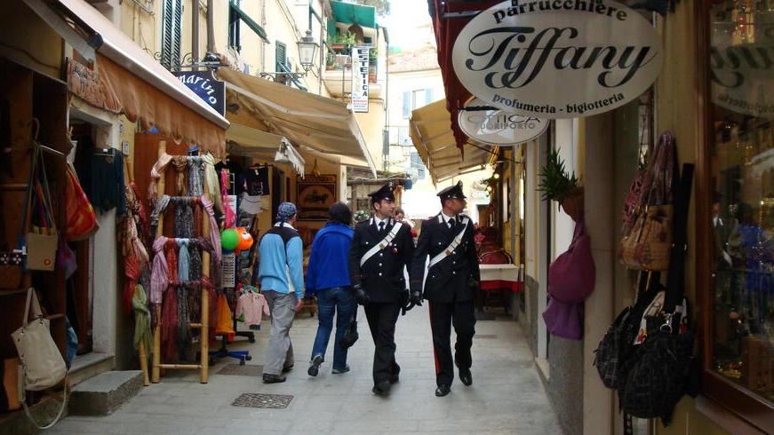 Carabinieri tra le vie di Porto Azzurro