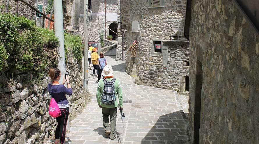 Turisti in Lunigiana in una bella immagine di Visitlunigiana