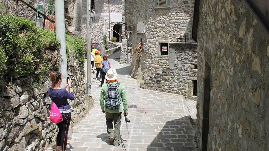 Turisti in Lunigiana in una bella immagine di Visitlunigiana