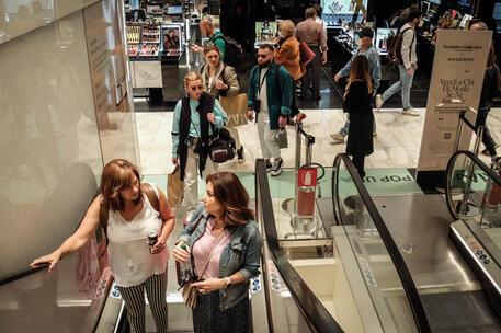 Modena: obbligo di tenere le porte dei negozi chiusi se con aria condizionata. In arrivo lampioni con luce “adattiva”