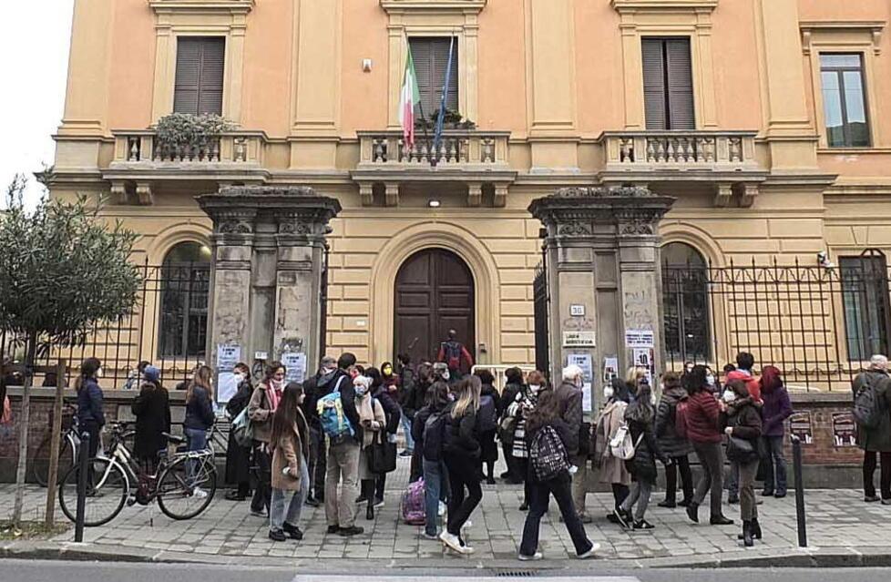 Studenti davanti al liceo Dini in via  Benedetto Croce a Pisa