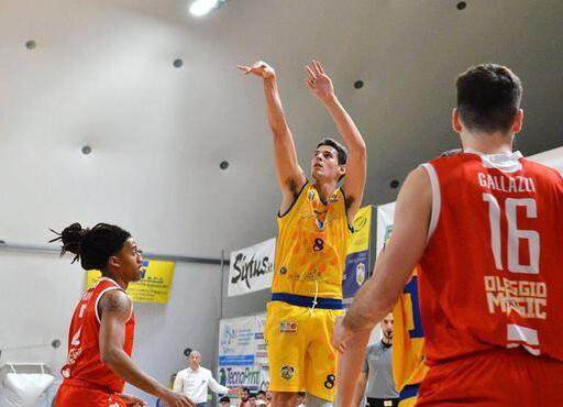 Edoardo Persico  con la maglia gialloblu di Piombino che ha vestito nel 2015-2016 e dal 2017 al 2022