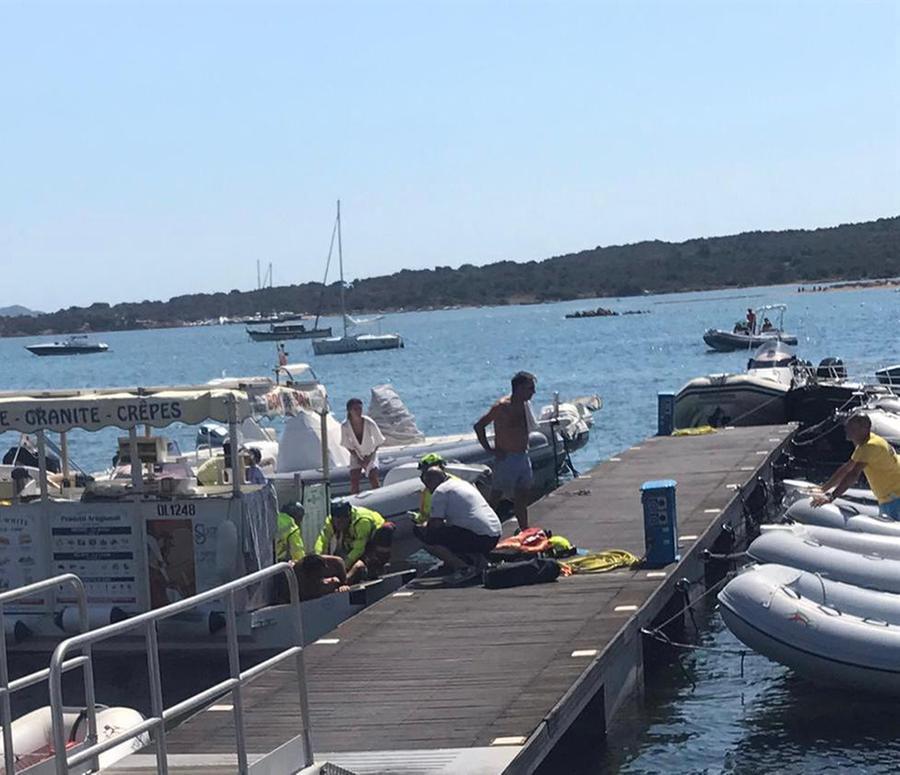 Bagnante ferito a una gamba dopo essere stato travolto da un gommone a Cala Finanza