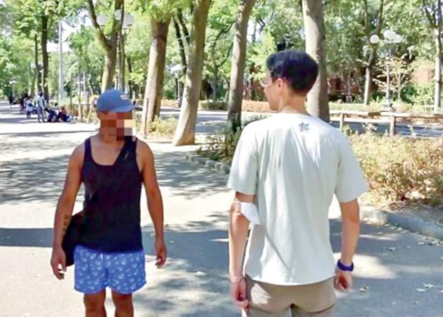 
	&laquo;Vuoi fumo?&raquo; Un uomo ferma il nostro giornalista per offrire droga

