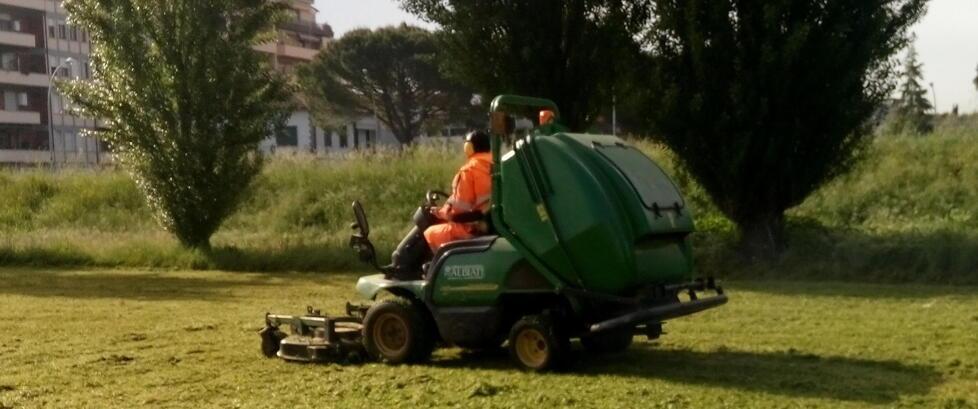 Nella foto d’archivio, un addetto alla cura del verde pubblico a lavoro con un tosaerba