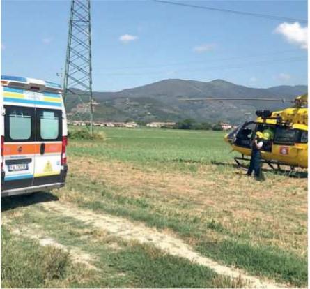 
	Un&rsquo;ambulanza in servizio per il 118 e dietro l&rsquo;elicottero Pegaso della Regione (foto d&rsquo;archivio)

