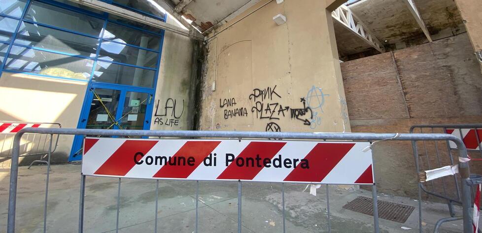 Una transenna al parcheggio per l’ospedale (foto F. Silvi)