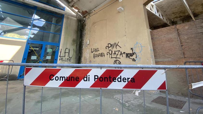 Una transenna al parcheggio per l’ospedale (foto F. Silvi)