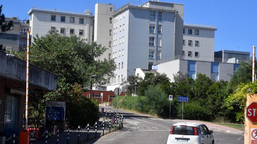 Reparti chiusi a Nuoro, i pazienti si riversano nell’ospedale di Oristano: il sindaco convoca un consiglio comunale straordinario
