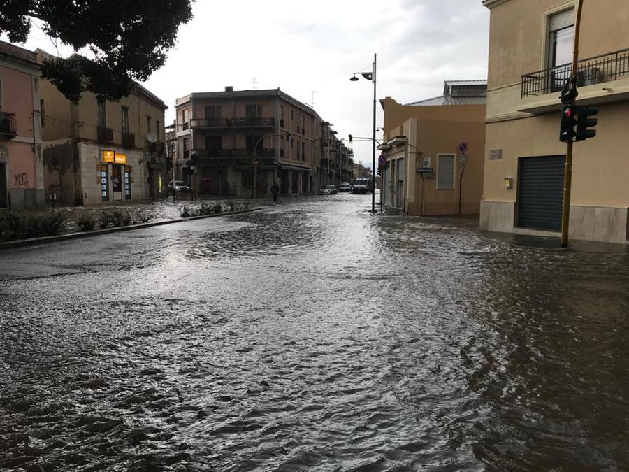 
	Una strada allagata a Cagliari a causa del violento acquazzone che si &egrave; abbattuto nel sud Sardegna (foto Mario Rosas)

