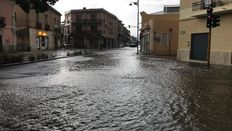 
	Una strada allagata a Cagliari a causa del violento acquazzone che si &egrave; abbattuto nel sud Sardegna (foto Mario Rosas)

