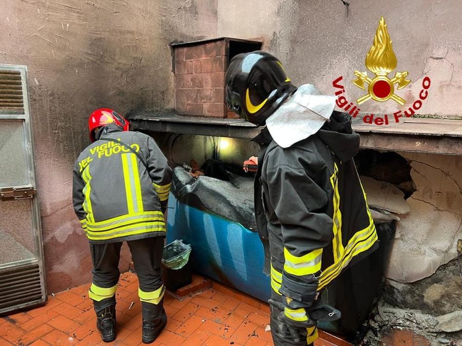 Paura a Nule: s’incendiano due bombole di gas in un cortile, i vigili sono arrivati in tempo per spegnere il rogo