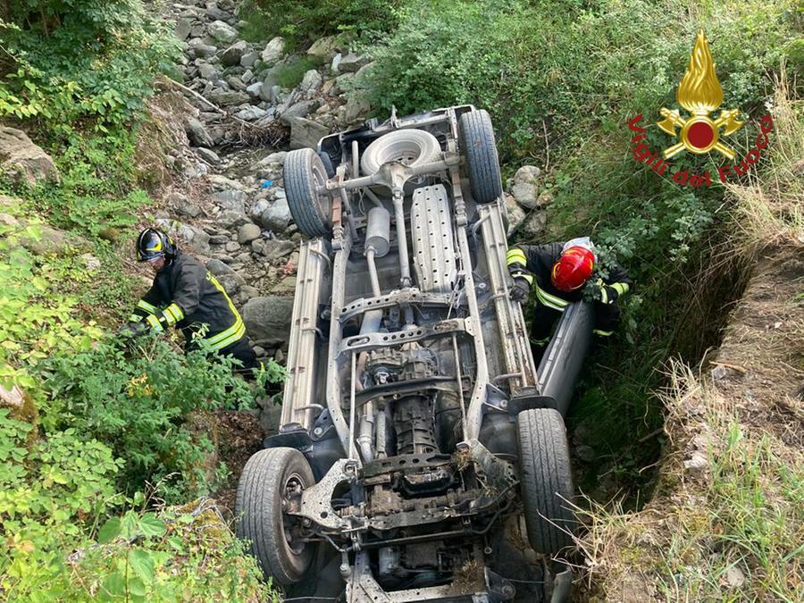 Frassinoro. Auto fuori strada si cappotta:  incastrati nell’abitacolo