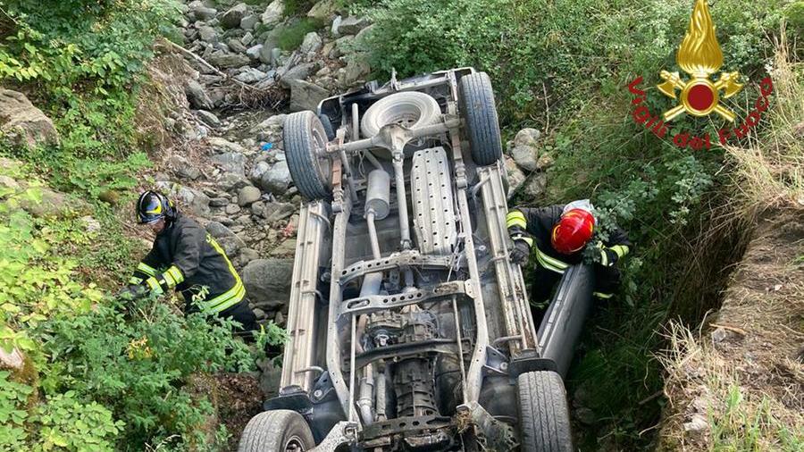 Frassinoro. Auto fuori strada si cappotta: incastrati nell’abitacolo
