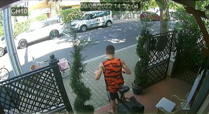 Forte dei Marmi, ruba la bici nella corte del palazzo: il ladro ripreso dalle telecamere 