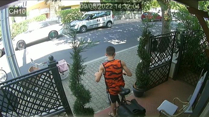 Forte dei Marmi, ruba la bici nella corte del palazzo: il ladro ripreso dalle telecamere