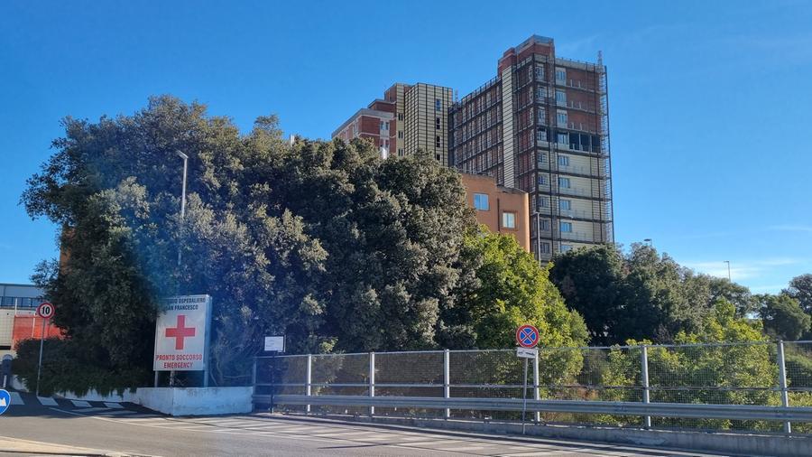 Cade dal camion e sbatte la testa: grave un vigile del fuoco di Nuoro