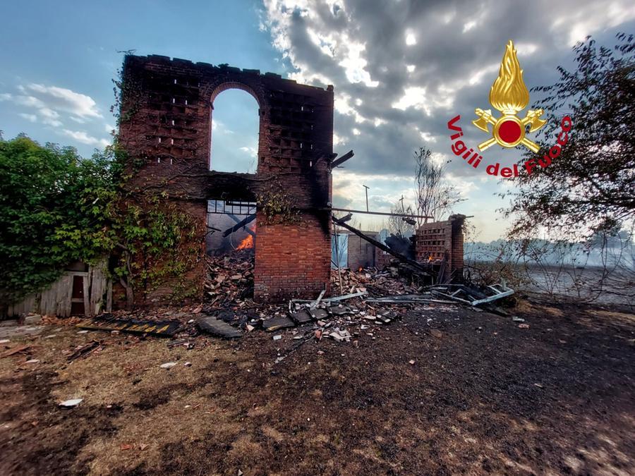 Scoppia incendio vicino alle case, danneggiato un fabbricato