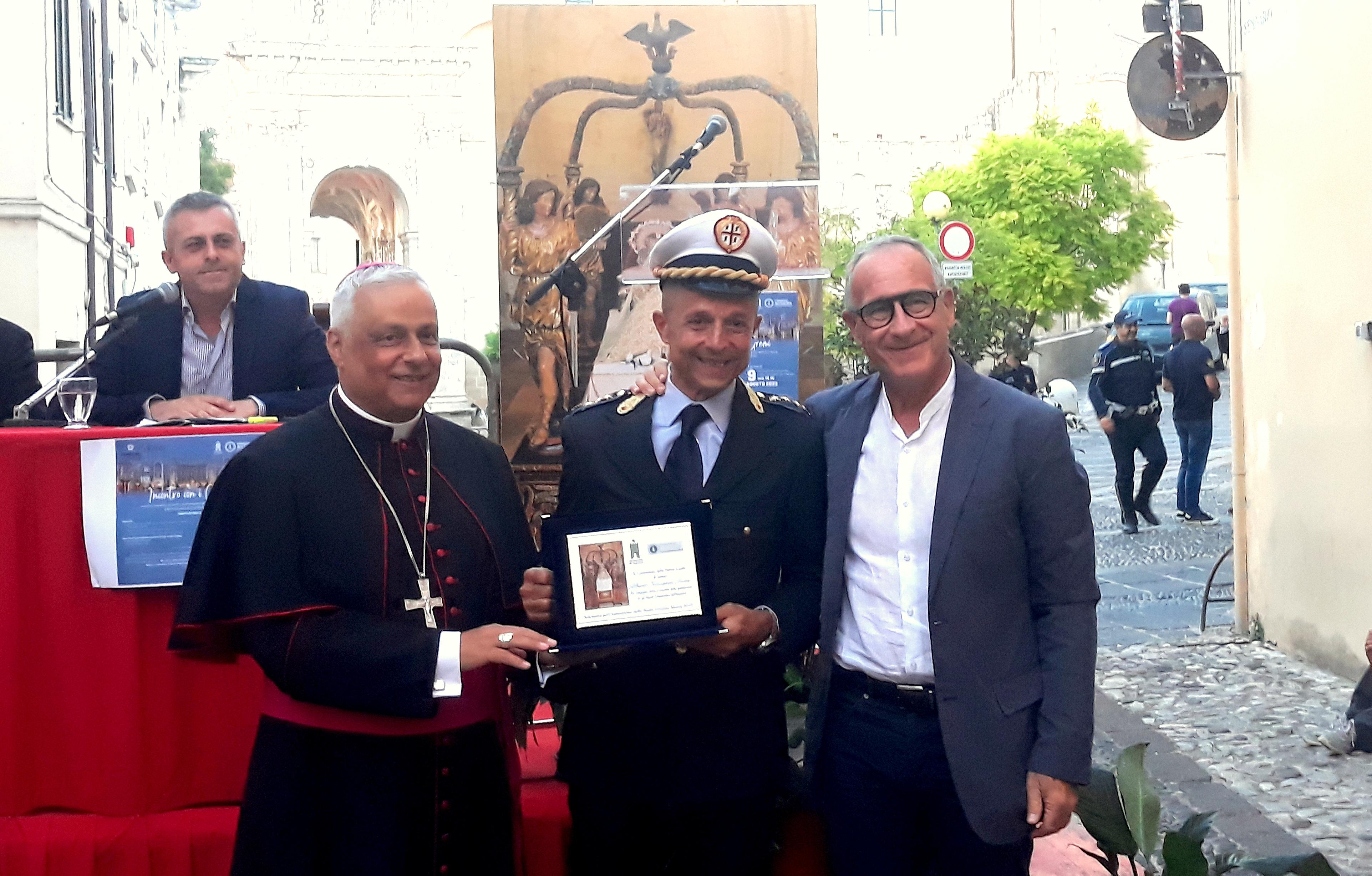 La consegna del premio al comandante Gianni Serra (foto Ivan Nuvoli)