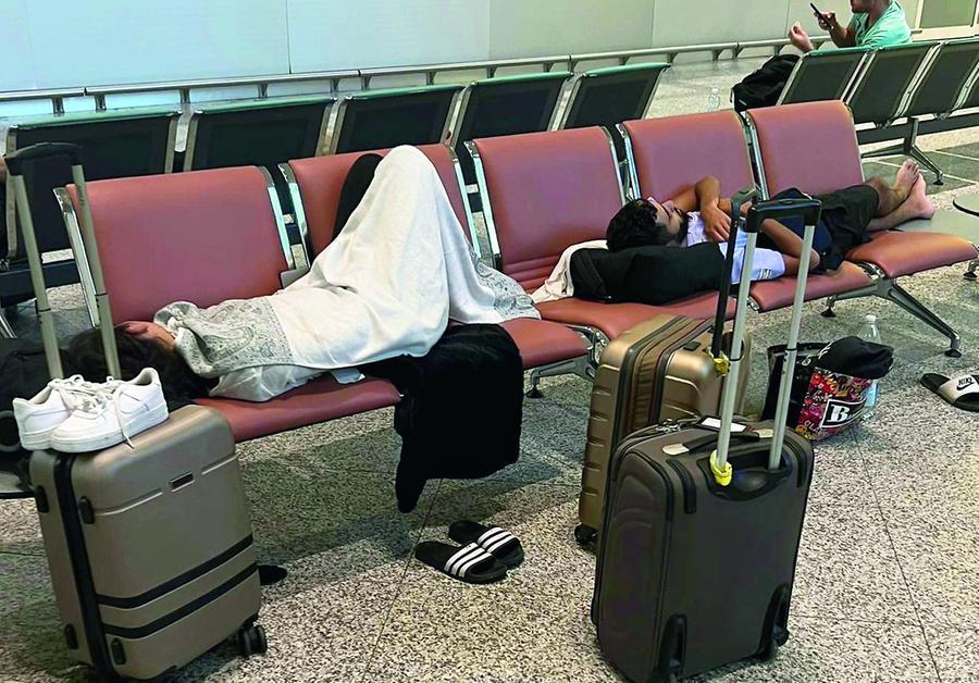 
	Passeggeri accampati nelle panchine dell'aeroporto

