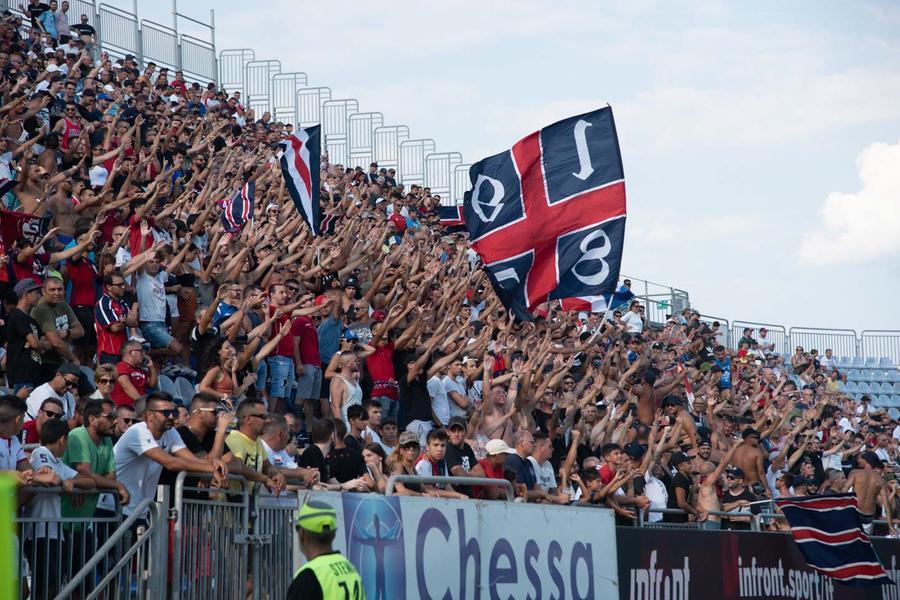 L’esordio del Cagliari a Como fra 400 bandiere rossoblù