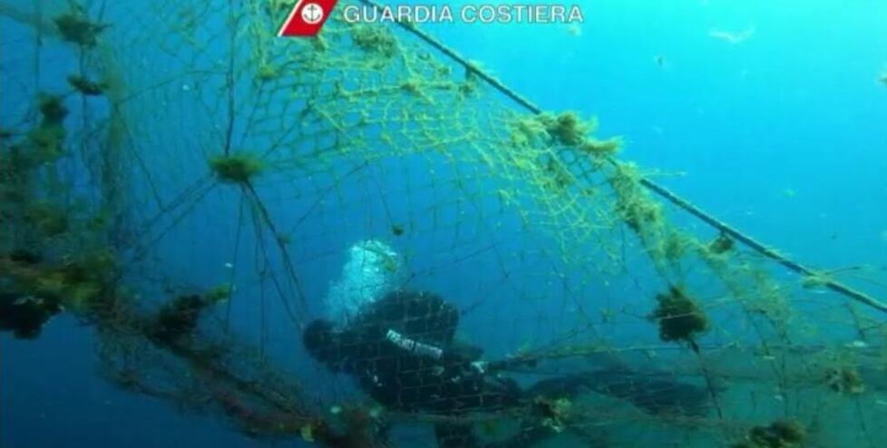 Blitz contro i predatori dei fondali di Calafuria: trovati due chilometri di reti a strascico