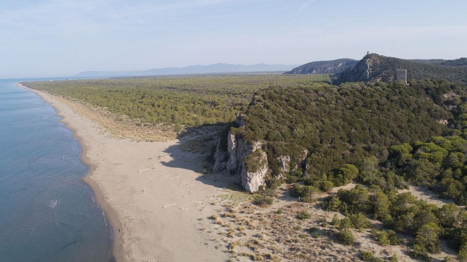 Manomessi i cartelli a Collelungo per attrarre i naturisti: il Parco si scaglia contro Fkk e Google