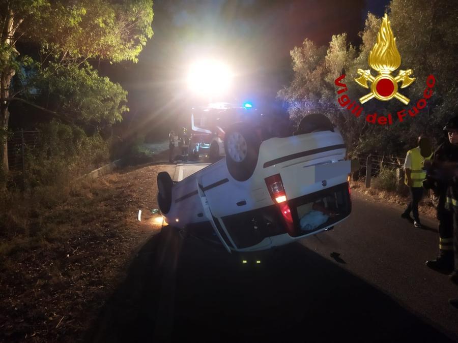 Auto ribaltata sulla Cannigione-Baia Sardinia