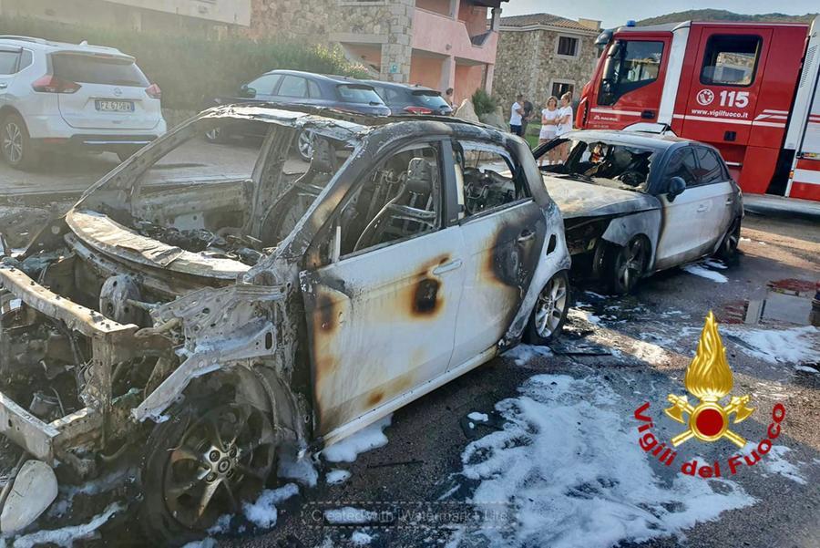 Due auto a fuoco a Porto Marana