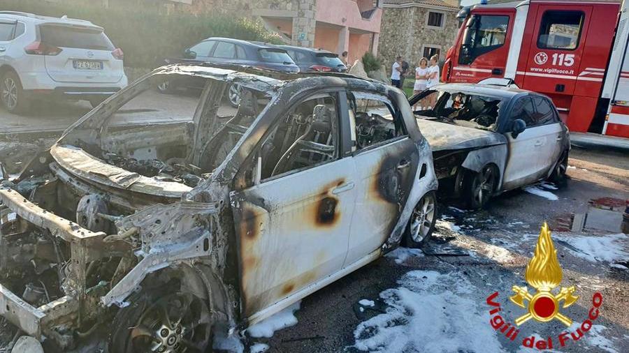 Due auto a fuoco a Porto Marana