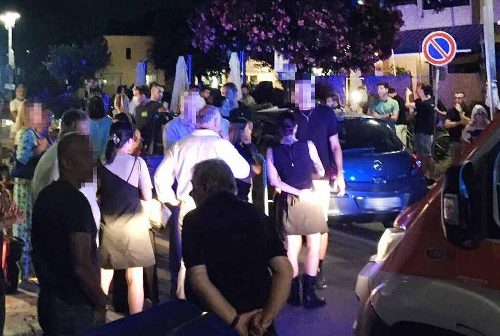 Auto impazzita travolge i tavolini del bar 
