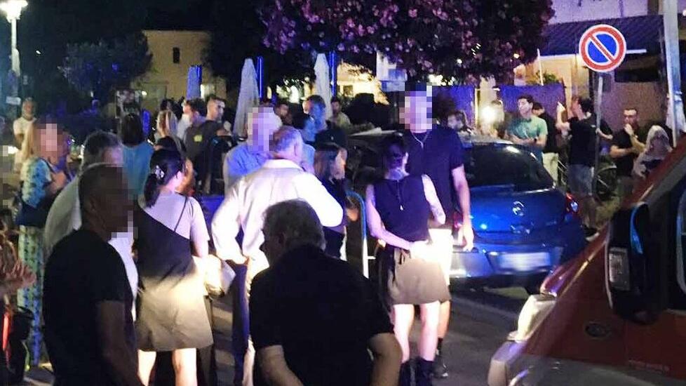 Auto impazzita travolge i tavolini del bar