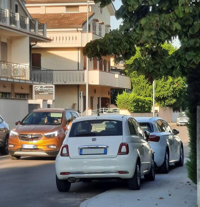 Porto Garibaldi. Alta stagione uguale alta inciviltà: auto parcheggiate sugli incroci 