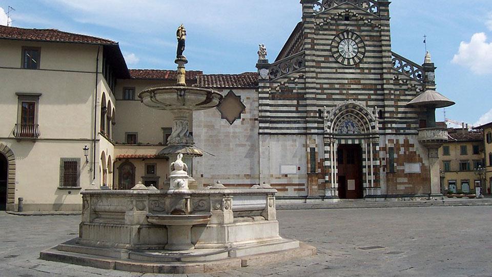 Posizionata in piazza del Duomo, la fontana del Pescatorello, detta anche del Papero, fu realizzata nella seconda metà dell’Ottocento sul progetto di Mariano Falcini e scolpita da Emanuele Caroni e Ulisse Cambi