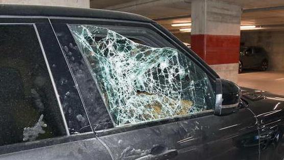 Danneggia auto in sosta, vandalo scoperto con i video