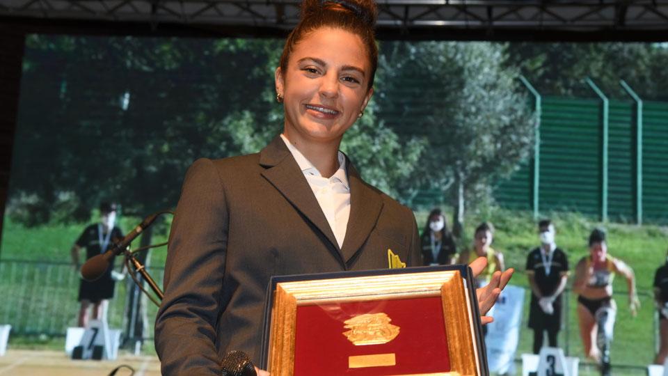 Un primo piano di Ambra Sabatini con il premio. (foto Agenzia Bf)