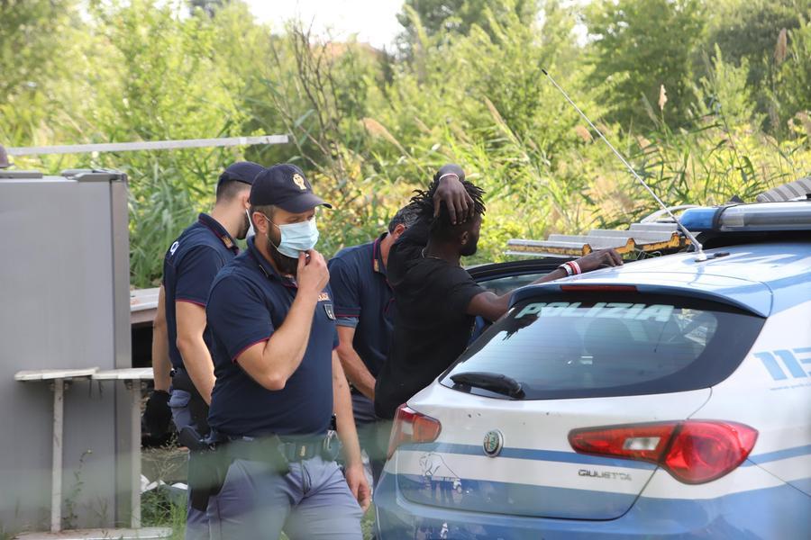 
	Uno straniero identificato dagli agenti della Polizia di Stato

