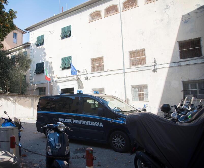 Un detenuto psichiatrico aggredisce tre agenti nel carcere di Lucca